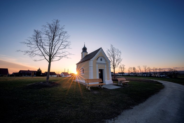 - Kapelle in Großmehring.